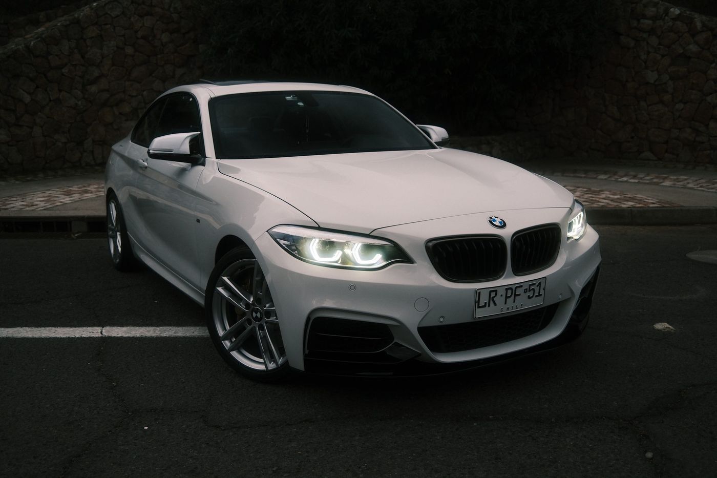 BMW M240i blanco, vista frontal en tres cuartos